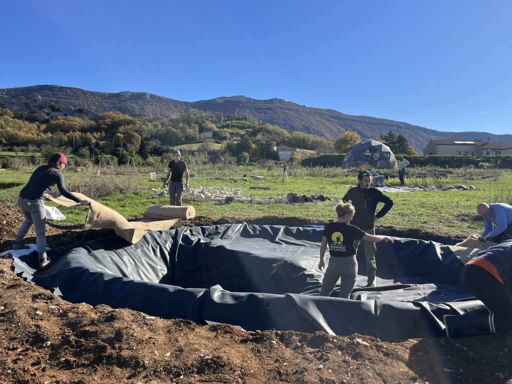 Mise en place des bâche de la mare avec la LPO